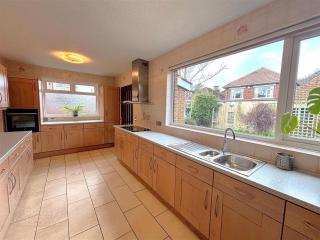 Large 4 Bedroom Detached Home - Private Driveway - Quiet Neighbourhood - Belfast - 1
