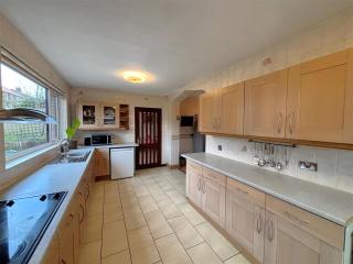 Large 4 Bedroom Detached Home - Private Driveway - Quiet Neighbourhood - Belfast - 2