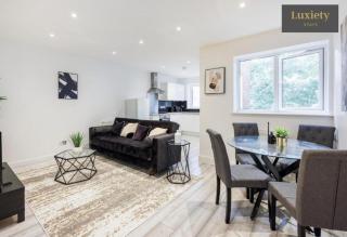 Modern 1BR By Luxiety Stays Short Lets & Serviced Accommodation Southend on sea - City Centre, Nr the beach, High St & Adventure Island - 1