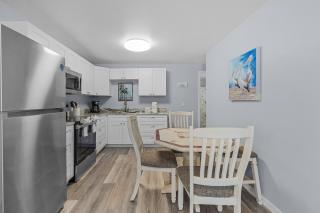 815 Third Street Escape- 2BD Cottage, Close to Restaurants! home - Fort Myers Beach - 2