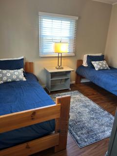 Charming Cottage with fenced yard in convenient location - Longmeadow - 3