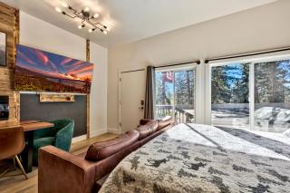 First level studio Unit #7 close to everything bike, ski, swim Zephyr Cove! - Zephyr Cove - 3