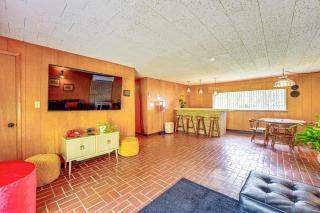 Mid-Century 1950s Retreat with Rec Room in Monett! - Monett - 9
