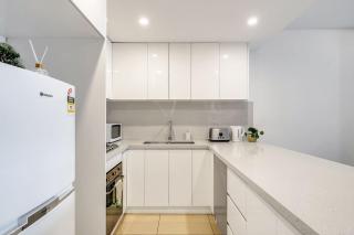 307B Next to Westfield nr train and bus station with Free Parking - Sydney - 8