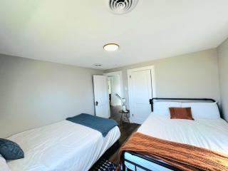 Cozy 3BD - Backyard Retreat - 3mins to Notre Dame - South Bend - 5