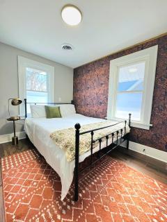 Cozy 4BD - Backyard Retreat - 3mins to Notre Dame - 2