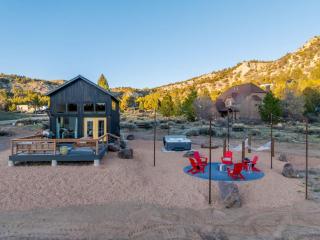 Stargazing Retreat with Hot Tub Deck Hammocks BBQ - Glendale - 9