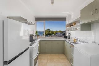 Stylish Apartment with Bay Views - Sandy Bay - 8