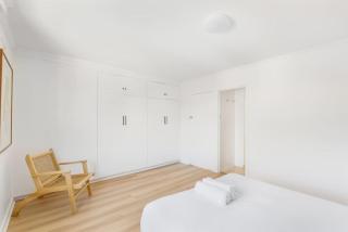 Stylish Apartment with Bay Views - 7