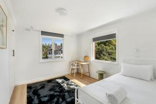 Stylish Apartment with Bay Views - Sandy Bay - 3