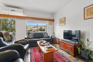 Spacious Sandy Bay Stay - 9