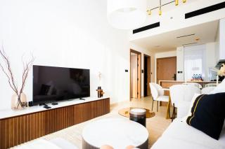 Luxury 1BR on High Floor JVC - 9