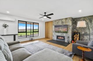 Elegant Creekside Retreat - 4