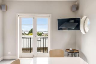 Central and Private Bay Retreat - Sandy Bay - 9