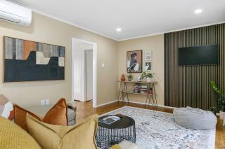 Bright Family Retreat Steps From Taupo Town - Taupo - 0