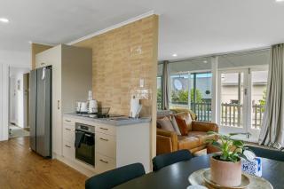 Bright Family Retreat Steps From Taupo Town - 2