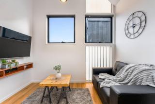 Modern Retreat with Spectacular Mountain Views - 6