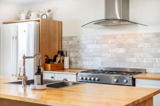 Secluded Huon Valley Lodge with Hot Tub and Cottage - 1