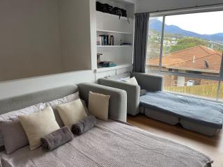 Renovated two-level Sandy Bay apartment - Sandy Bay - 6