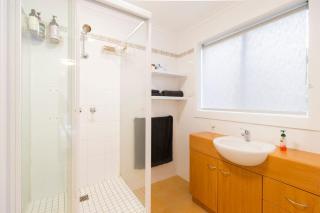 Renovated two-level Sandy Bay apartment - Sandy Bay - 3