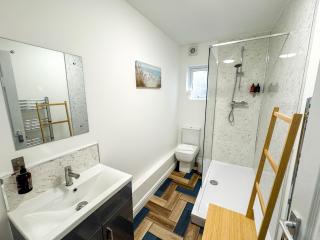 Tudor-Themed 6-Bed Gem, Spacious & Unique Village Stay - Powick - 7