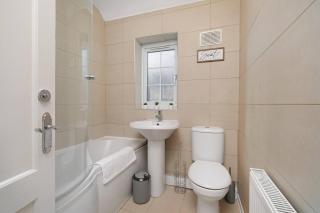 Family-Friendly 4-Bed near Parks & Transport Links - 6