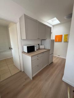 A modern and spacious 3 bedroom with garden - 5