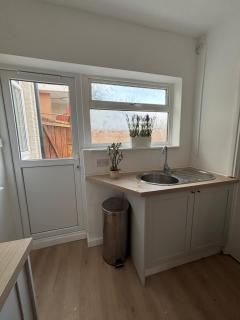 A modern and spacious 3 bedroom with garden - 6