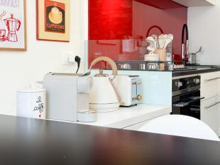 Rock, Love & Lake - Stylish Apartment Steps from the Lake - 1