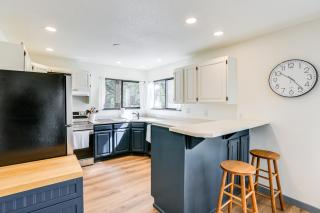 Hot Tub and SHARC Passes Renovated Sunriver Retreat - 2