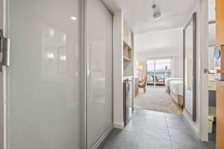 Studio with Partial Ocean View & Balcony Unit 1901 - Honolulu - 6