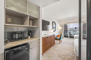 Studio with Partial Ocean View & Balcony Unit 1901 - Honolulu - 2