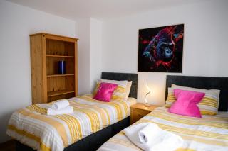 Modern house , Perfect for business trip & Families holiday or working proffesionals-5 min from M1 J25 , 500MB Wi-Fi , Netflix , Fully equiped kitchen , Asda supermarket 5 min walk , Free Secure parking with CCTV ,available monthly deals - 6