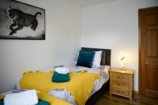 3BR,1 bathroom,1 shower,2 x FREE off street parking,CCTV,Perfect for business Trip & Families holiday & working proffesional-long term,M1-5Min,WI-Fi 500Mb,Netflix,Secure Private garden,Fully equiped kitchen-Peaceful & Convenient - Nottingham - 6