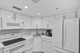 Beautiful Ocean View Condo with Resort Amenities, Pools, Sauna and Gym 711 - Miami Beach - 3