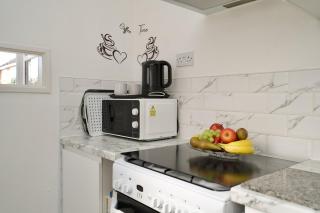 Natures Lodge Fully Furnished Home Coventry - Coventry - 5
