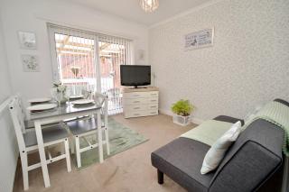 Natures Lodge Fully Furnished Home Coventry - Coventry - 3