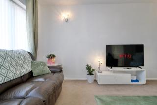 Natures Lodge Fully Furnished Home Coventry - 8