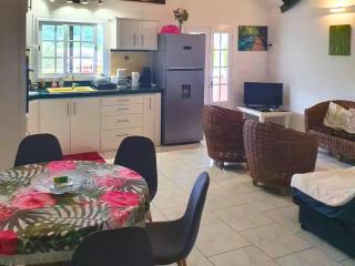 Le Sable Bleu - Évasion tropicale - PLAGE 5min - Piscine - Parking - Logement climatisé - Vue sur les palmiers - Parfait pour famille ou amis - Restau snack familial sur place - 6