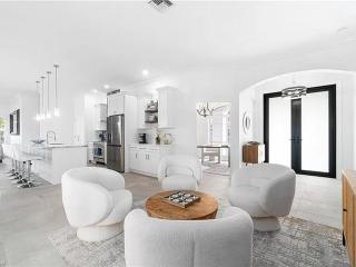 NEW LISTING! Sunshine Retreat!! - Naples - 5
