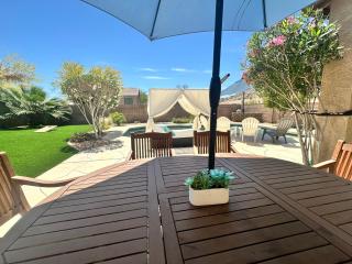Desert Oasis 4BD 3BA, Lux Resort Pool in Mesa, AZ - Mesa - 2