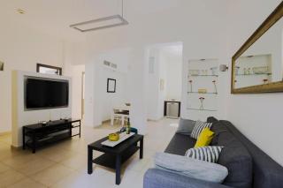 Spacious 2BR Apartment with 2 Bathrooms, Living Room & Kitchen - Prime LocationNear ddizengoff st - Tel Aviv - 8