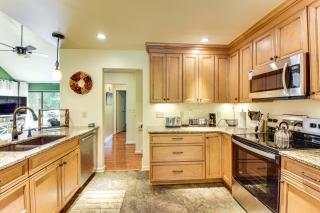 Boating, Pickleball and More Condo Near Lake Keowee - Salem - 3