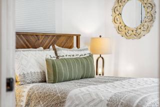 a block away from beach/Harbor/Fine restaurants - 4