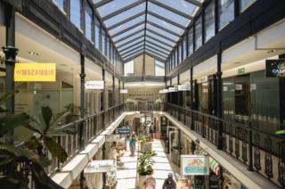 Hermanus Waterfront Studio Apartment , Modern and Cosy with Workspace - 2