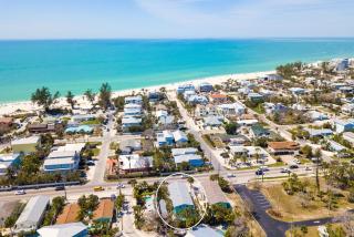 Hidden Treasure Unit A! Modern duplex with shared pool just 200 steps to the beach! - Bradenton Beach - 7