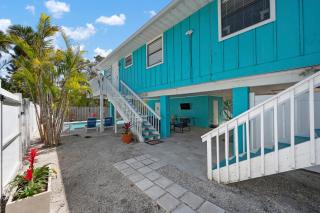 Hidden Treasure Unit A! Modern duplex with shared pool just 200 steps to the beach! - Bradenton Beach - 5