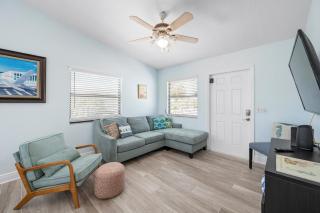 Hidden Treasure Unit A! Modern duplex with shared pool just 200 steps to the beach! - Bradenton Beach - 4
