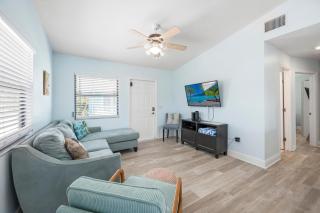Hidden Treasure Unit A! Modern duplex with shared pool just 200 steps to the beach! - Bradenton Beach - 3