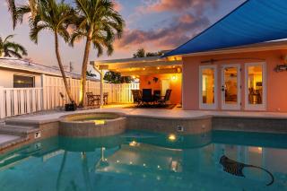 Whispering Palms! Private canal side dock and pool with spa! - Bradenton - 7